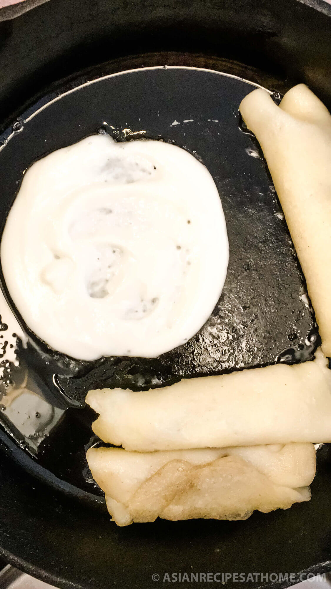 Make a circle with the sweet rice powder mixture in the pan for the sweet rice cakes dessert.