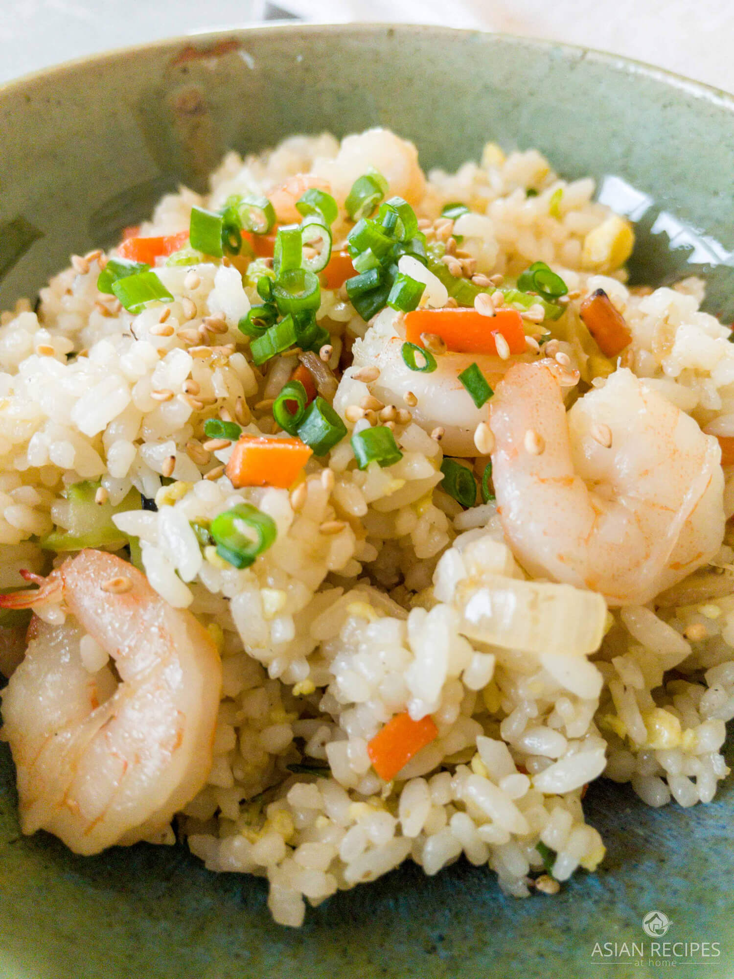 A super easy shrimp fried rice that tastes great. The whole family is going to love this healthier and homemade shrimp fried rice.